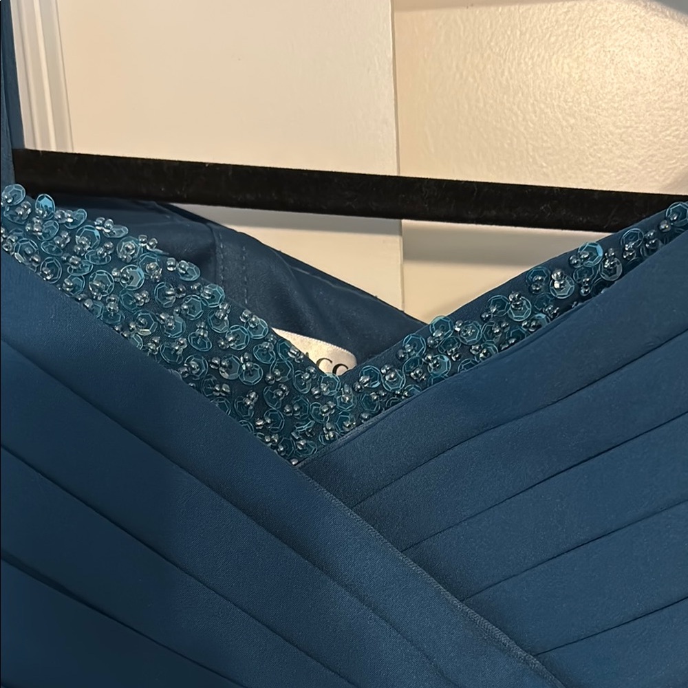 Elegant Blue Evening Gown - Picture 2 of 3